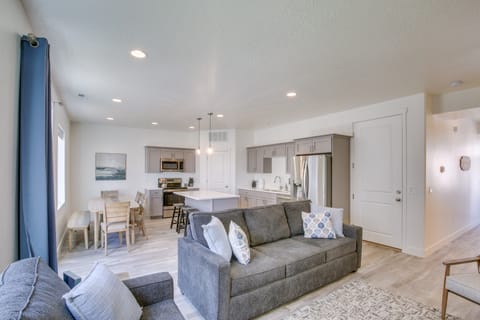 Garden City Townhome w/ Fireplace Near Bear Lake! Apartment in Garden City