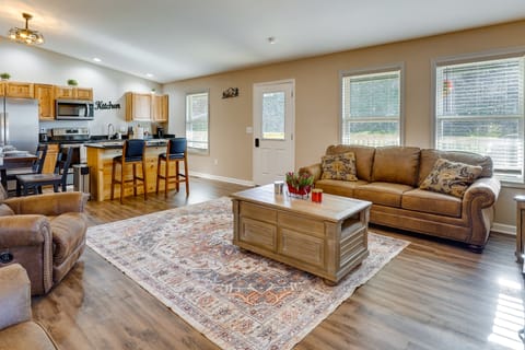 Serene Logan Retreat w/ Hot Tub & Stargazing Dome House in Falls Township