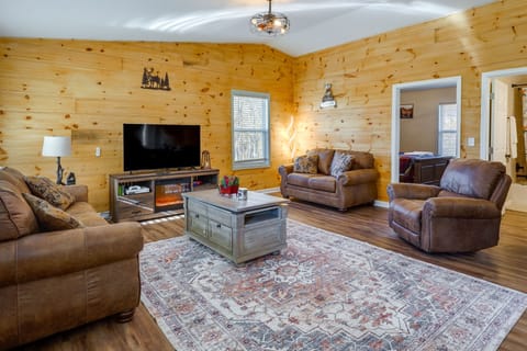 Serene Logan Retreat w/ Hot Tub & Stargazing Dome House in Falls Township
