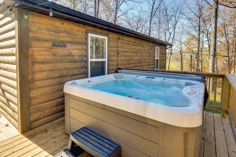 Serene Logan Retreat w/ Hot Tub & Stargazing Dome House in Falls Township