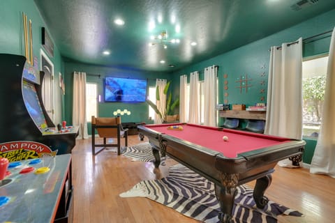 Pickleball, Pool! Luxury Group Getaway in Goodyear House in Goodyear