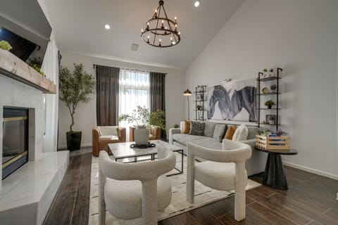 Pickleball, Pool! Luxury Group Getaway in Goodyear House in Goodyear