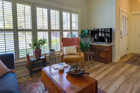 Charming Granville Home w/ Porch - Walk Downtown! Apartment in Ohio