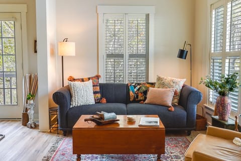 Charming Granville Home w/ Porch - Walk Downtown! Apartment in Ohio