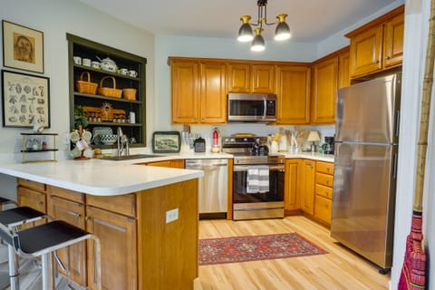 Charming Granville Home w/ Porch - Walk Downtown! Apartment in Ohio