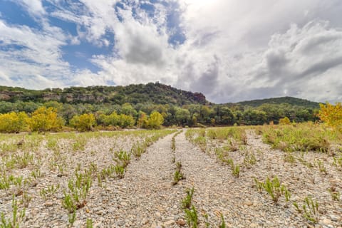 Rustic Eco-Cabin Llano River Getaway on 68 Acres! Apartment in Rio Grande