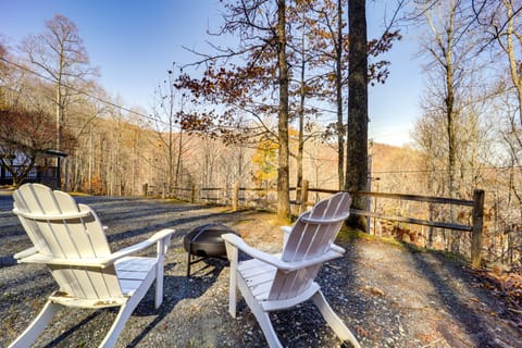 Pet-Friendly Cabin w/ Fire Pit in Spruce Pine! House in Mitchell County