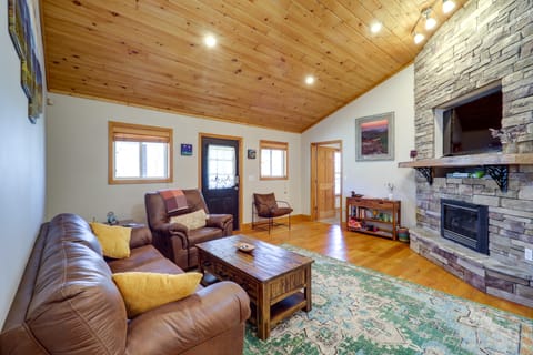 Pet-Friendly Cabin w/ Fire Pit in Spruce Pine! House in Mitchell County