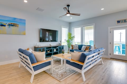 Steps to Beach: Vibrant House in Galveston! House in Hitchcock