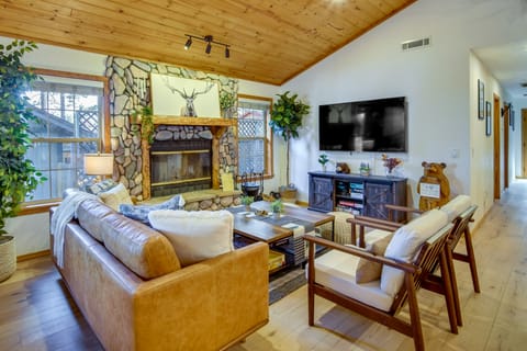 Big Bear Lake Retreat w/ Game Room: 1 Mi to Slopes House in Big Bear