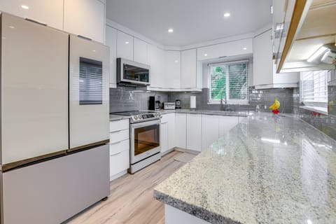 2 Blocks to Riviera Beach: Upscale Condo w/ Patio Apartment in Riviera Beach