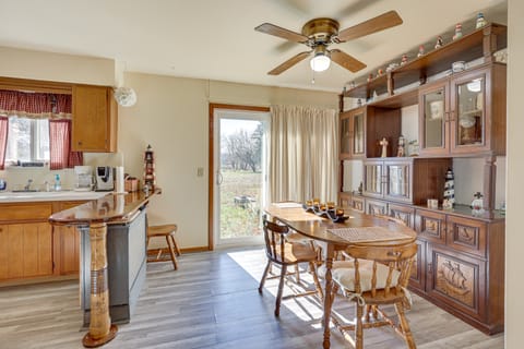 Family-Friendly Home w/ Fire Pit ~ 10 Mi to Akron! House in Ohio