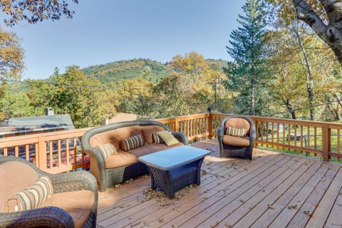 Spacious Crestline Retreat: 1 Mi to Lake Gregory House in Crestline