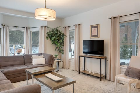 Peninsula Paradise - Walk to Hiking & Shopping! House in Ohio