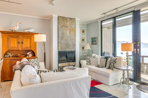 Lake Tahoe Gem w/ Furnished Deck & Water Views! Apartment in Incline Village