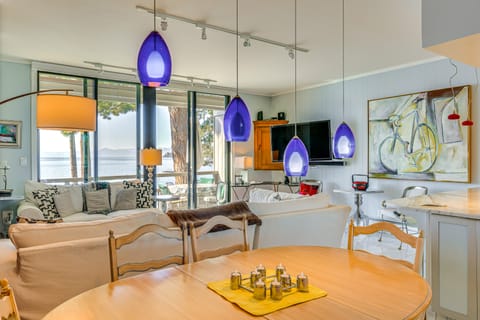 Lake Tahoe Gem w/ Furnished Deck & Water Views! Apartment in Incline Village