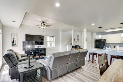 Boat Dock & Slip Access: Lake of the Ozarks Gem Apartment in Village Four Seasons