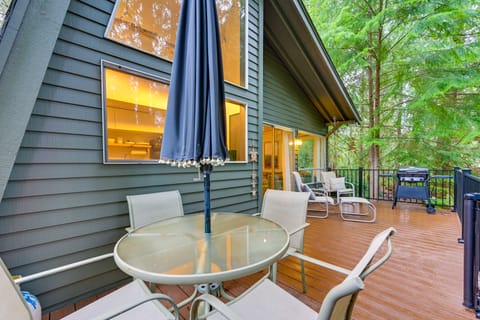 Harstine Island Cabin w/ Fire Pit: Walk to Beach! House in Puget Sound