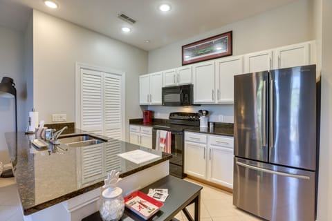 Tuscaloosa Condo: Steps to Bryant-Denny Stadium! Apartment in Northport