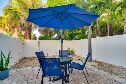 Near Beach! Modern Ground-Floor Condo in St Pete Apartment in Sunset Beach
