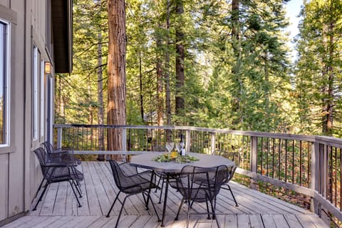 3 Mi to Big Trees State Park: Cabin w/ Deck House in Dorrington