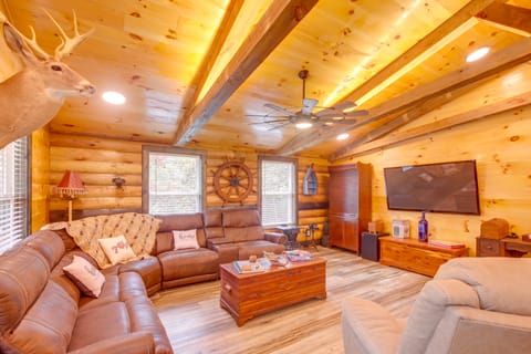 Pet-Friendly Chattanooga Cabin w/ Hot Tub & Kayaks House in Hixson
