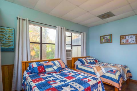 Lakefront Netterville Landing Home w/ Private Dock House in Mississippi