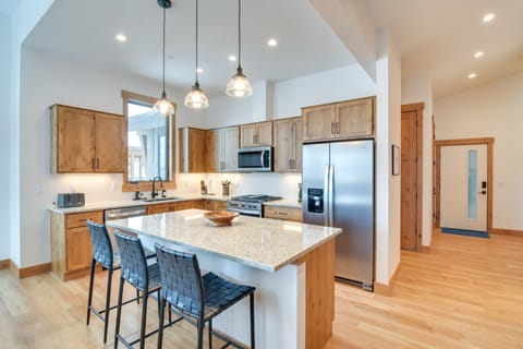 Winter Park Retreat: Balcony, Hot Tub & Fireplace! Apartment in Fraser