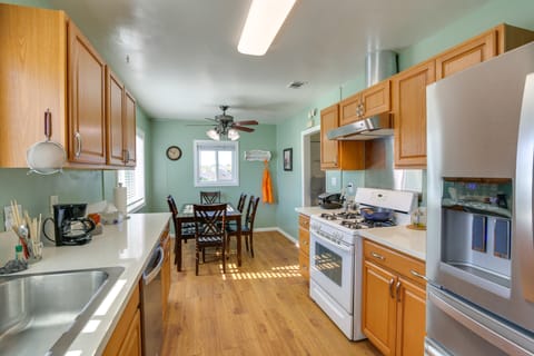 Lakewood Home ~ 5 Mi to Knott’s Berry Farm! House in Hawaiian Gardens