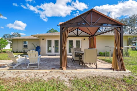 Bikes, Yard & Fire Pit at Upscale Lecanto Home! House in Lecanto