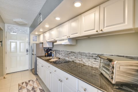 Breezy Daytona Beach Studio w/ Balcony & Views! Apartment in Daytona Beach Shores