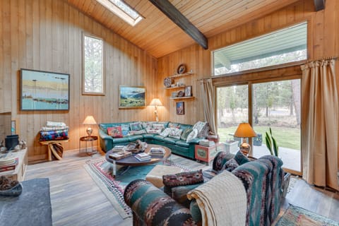 Sunriver Resort Home: Near Skiing, Town & Trails House in Sunriver