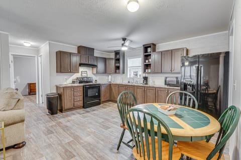 Pet-Friendly Home ~ 10 Mi to Hocking Hills! House in Ohio