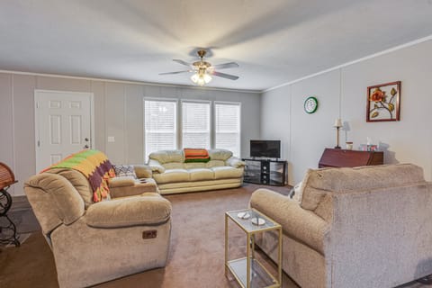 Pet-Friendly Home ~ 10 Mi to Hocking Hills! House in Ohio