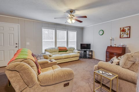 Pet-Friendly Home ~ 10 Mi to Hocking Hills! House in Ohio