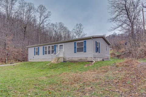 Pet-Friendly Home ~ 10 Mi to Hocking Hills! House in Ohio