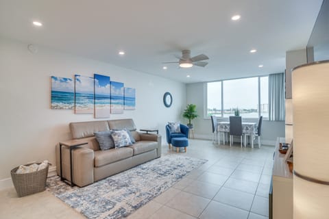 Stylish St Petersburg Condo w/ Balcony + Bay Views Apartment in Isla del Sol