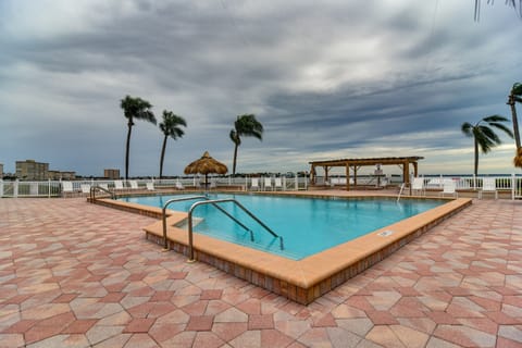 Stylish St Petersburg Condo w/ Balcony + Bay Views Apartment in Isla del Sol