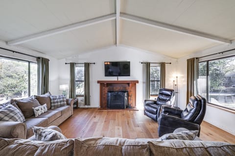 Groveland Home w/ Deck: 2 Mi to Pine Mountain Lake House in Groveland