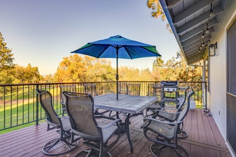 Groveland Home w/ Deck: 2 Mi to Pine Mountain Lake House in Groveland