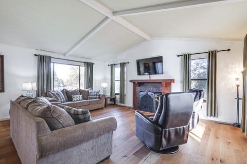 Groveland Home w/ Deck: 2 Mi to Pine Mountain Lake House in Groveland