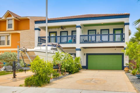 Steps to Beach: Oceanside Townhome w/ Heated Pool Apartment in South Padre Island