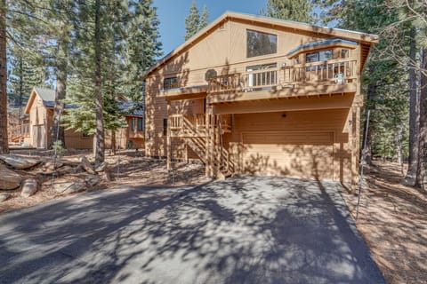 Home 1 Mi to Downhill Ski Resort: Bring Your Pets! House in Truckee