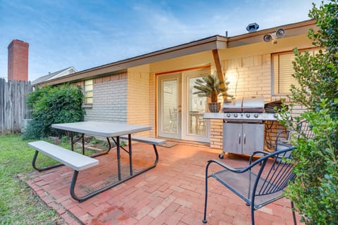 Walk to AT&T Stadium! Family Gem w/ Patio House in Arlington
