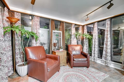 Walk to AT&T Stadium! Family Gem w/ Patio House in Arlington