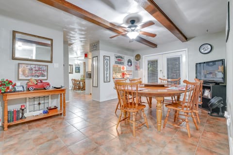Walk to AT&T Stadium! Family Gem w/ Patio House in Arlington