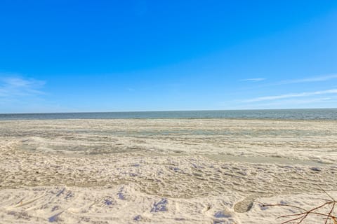 Lakefront Aitkin Home w/ Sunroom: Walk to Beach! House in Mille Lacs Lake