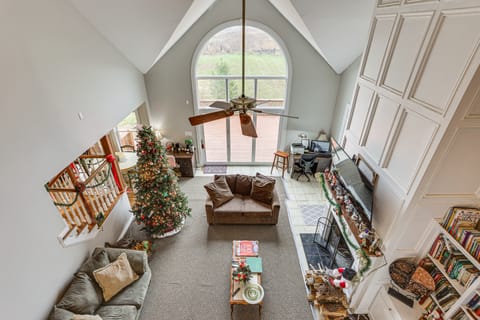 6 Mi to Bourbon Trail: Group Estate on 20 Acres House in Indiana