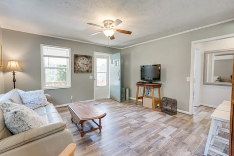 Lovely Smoky Mountain Cottage w/ Deck + Views! Cottage in Nantahala