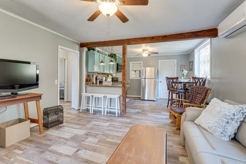 Lovely Smoky Mountain Cottage w/ Deck + Views! Cottage in Nantahala